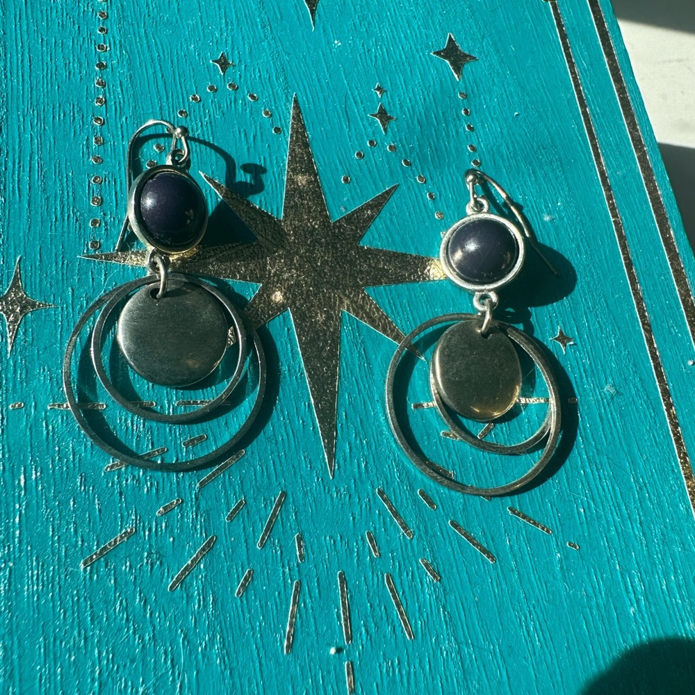 Fantasy dangle earrings silver with purple stone